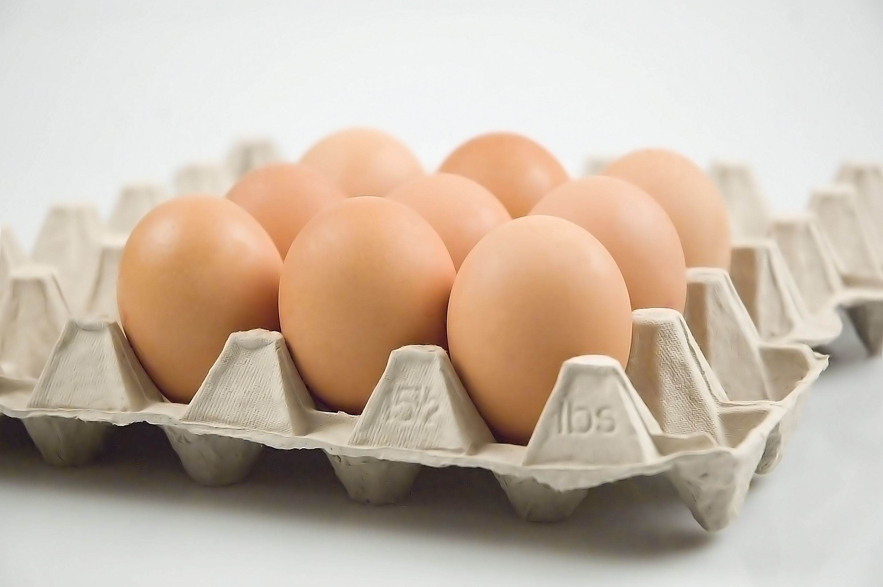 Лапки яйцо. Упаковка для яиц. Яйцо куриное. Яйца куриные в упаковке. Красивая упаковка для яиц.